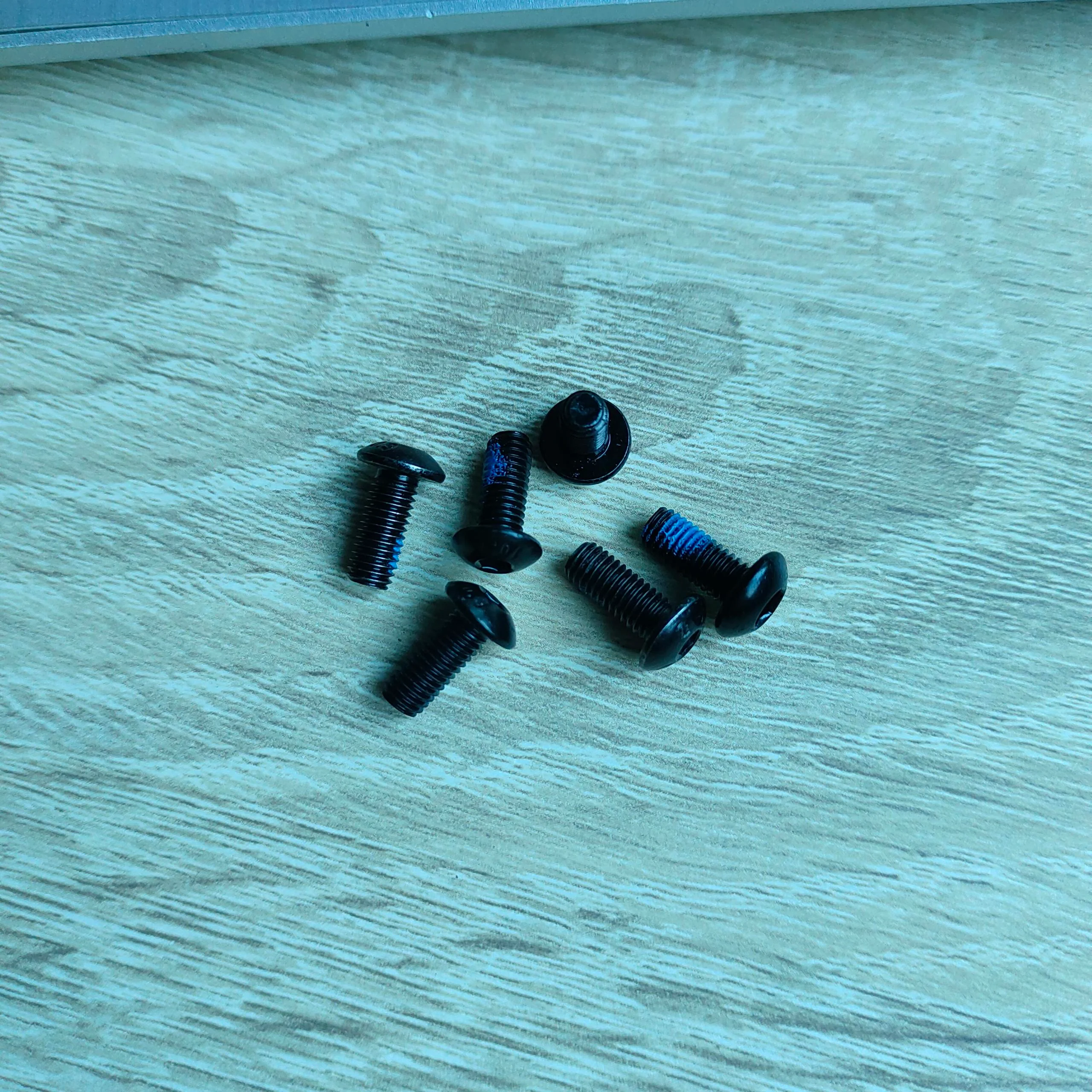 i9 Pole Screws